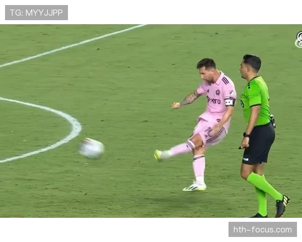 间接任意球发出后二次触球，为何直接判对方罚球？